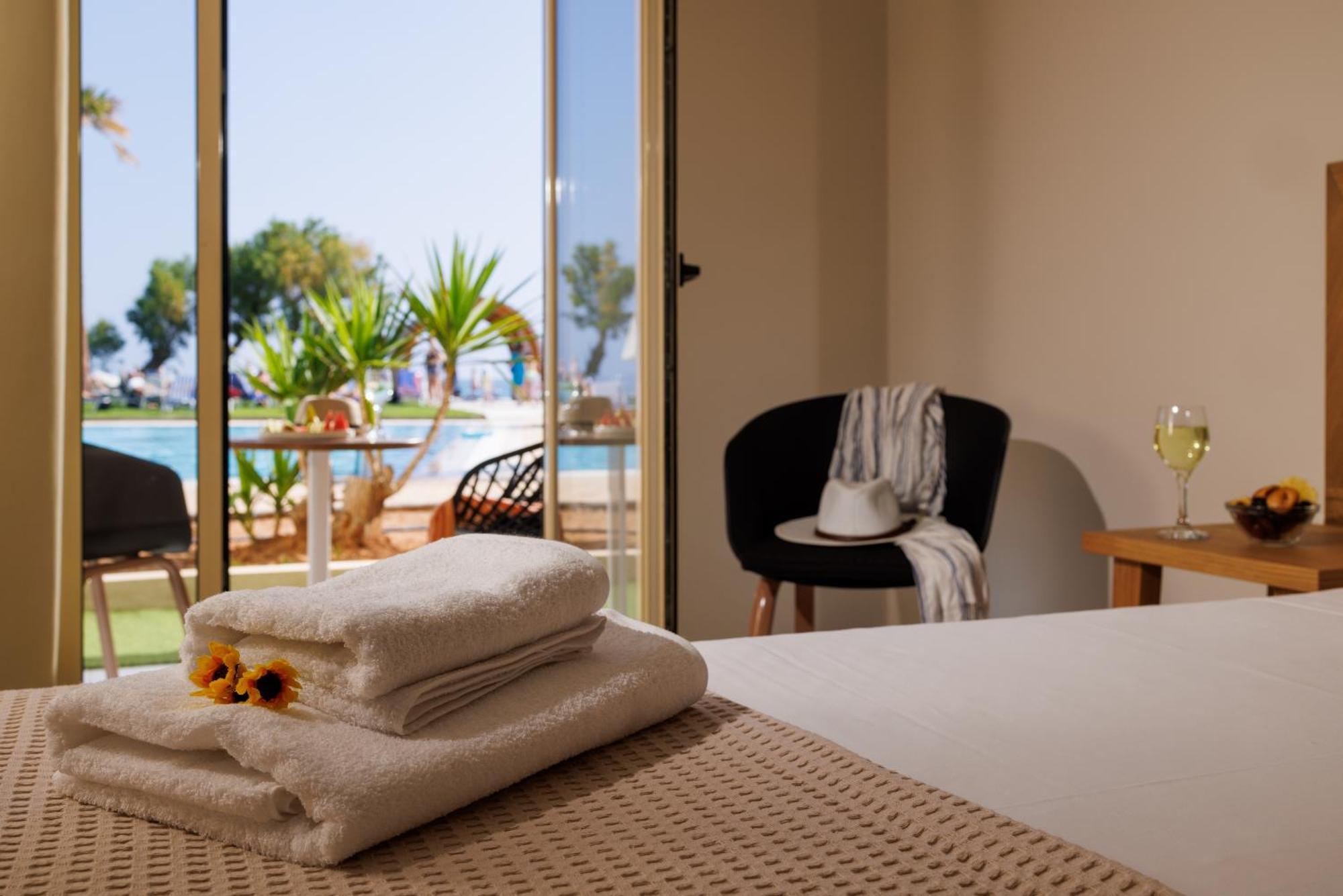 Malia Bay Beach Hotel & Bungalows Esterno foto